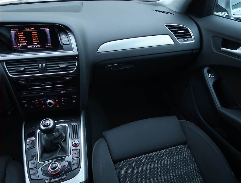Audi A4 (2012) Ambition 1.8 TFSI, Serv.kniha - fotka 8 z 17