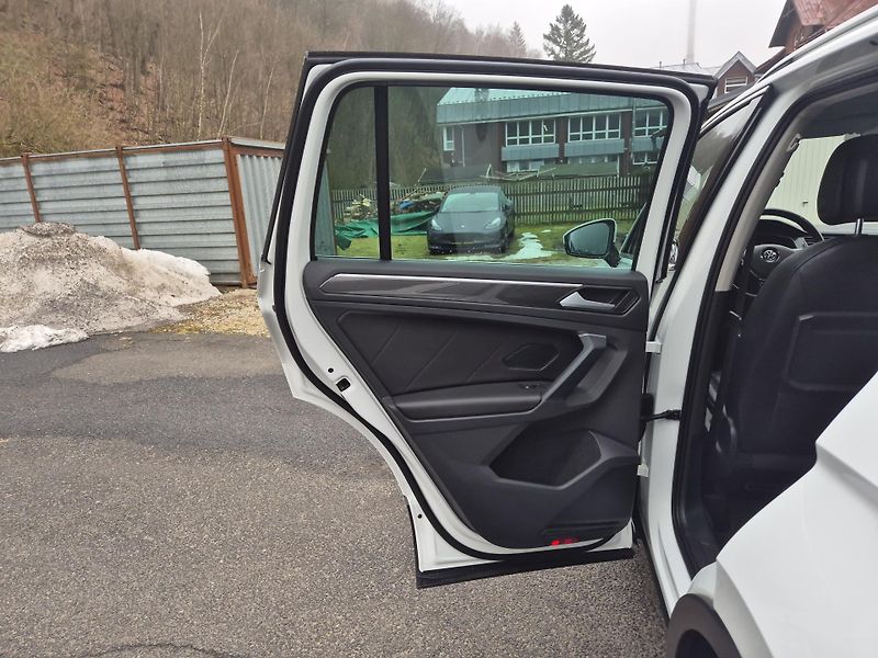 Volkswagen Tiguan 2,0TDi 140kw DSG 4x4 18ALU TZ - fotka 38 z 50