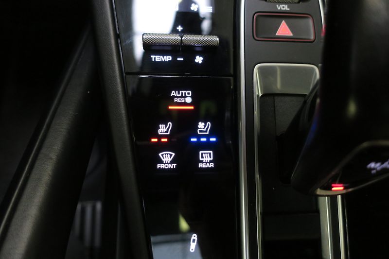 Porsche Cayenne (2019) Coupe 3.0 V6 Tiptronic Vzduch - fotka 35 z 45