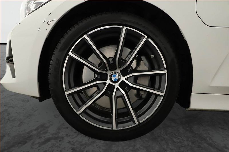 BMW Řada 3 (2019) 330 e - fotka 12 z 19