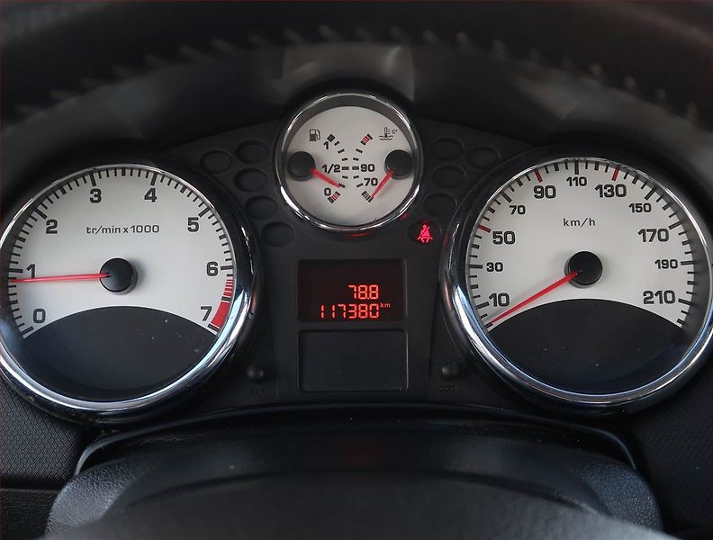 Peugeot 207 (2011) 1.4, nová STK, zamluveno - fotka 11 z 16