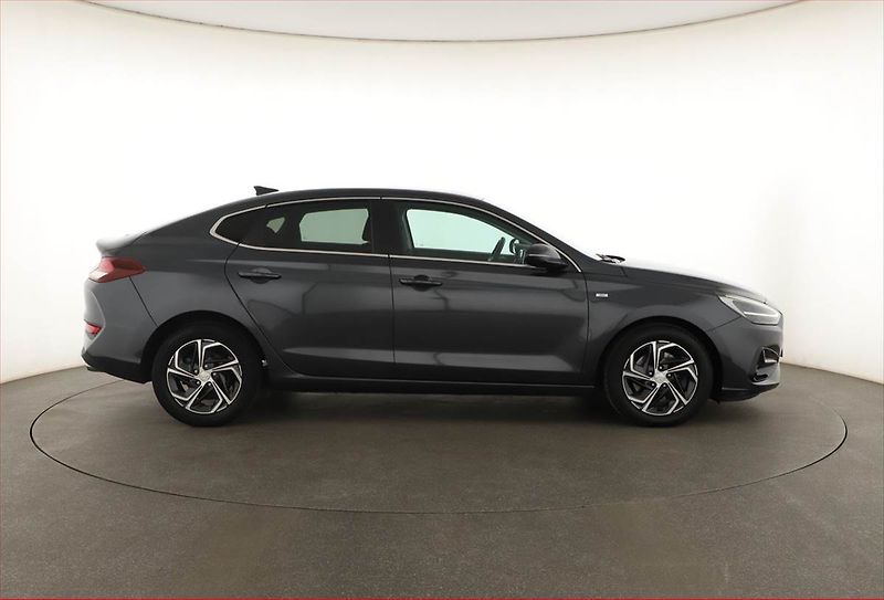 Hyundai i30 (2022) 1.5 T-GDI MHEV, ČR,1.maj - fotka 6 z 20