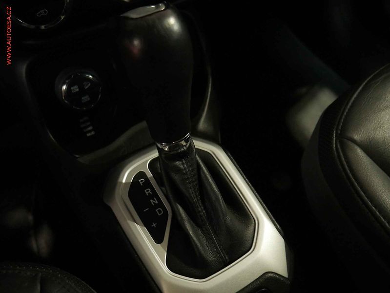 Jeep Renegade (2015) 2.0 JTD 4x4, ČR, servis - fotka 18 z 22