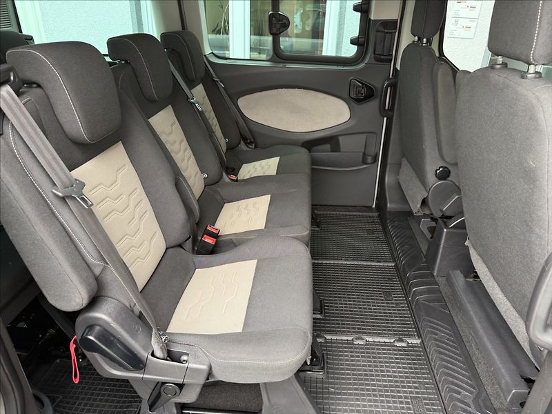 Ford Tourneo Custom 2,2 Titanium,92kW,po servisu - fotka 19 z 31