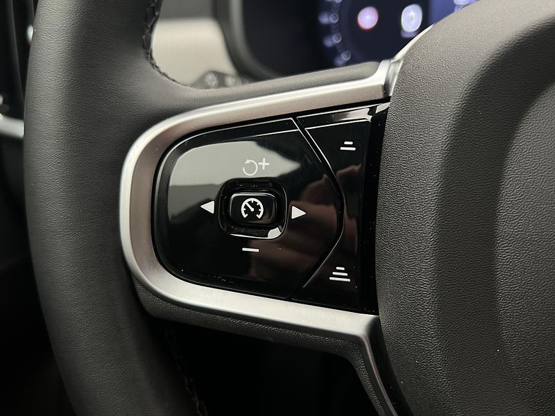 Volvo V90 T6 AWD DARK PLUS RECHARGE AUT - fotka 24 z 46