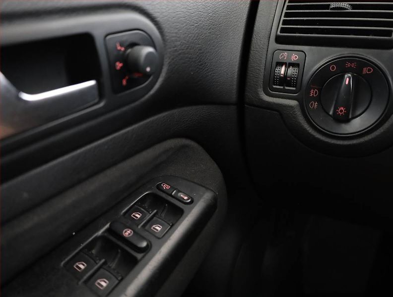 Volkswagen Golf (2000) 1.4 16V, Klima, plně pojízdný - fotka 10 z 11