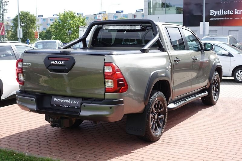 Toyota Hilux 2.8D4-D 6AT Invincible + Sport - fotka 4 z 33