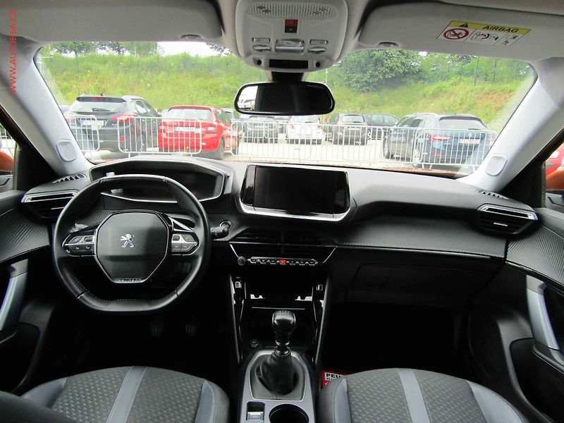 Peugeot 2008 (2020) 1.2PT, Allure, LED, kamera - fotka 8 z 15