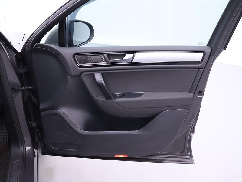 Volkswagen Touareg 3,0 TDI 150kW V6 CZ - fotka 13 z 39