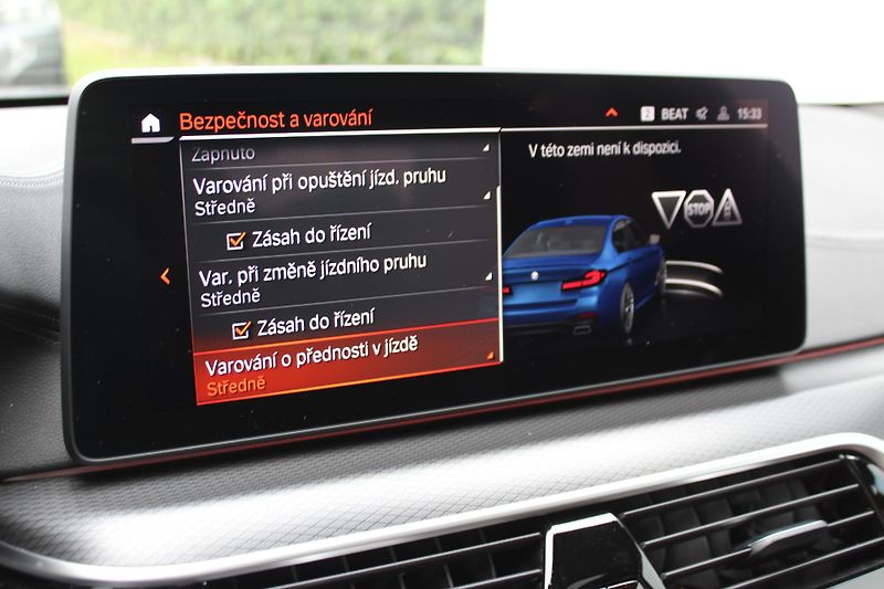 BMW Řada 5 M550i xDrive Sedan - fotka 20 z 28