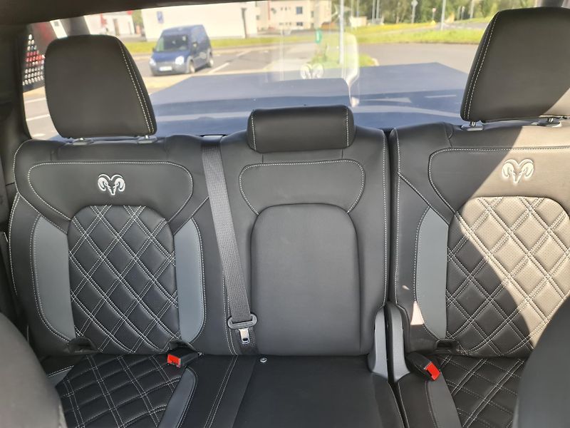 Dodge RAM 1500 (2022) 5.7 HEMI 4x4 BIGHORN LPG - fotka 40 z 67
