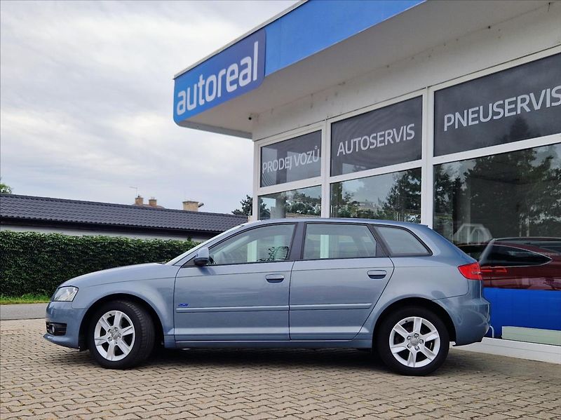 Audi A3 1,6 MPI SPORTBACK AUTOAC PANO - fotka 2 z 32