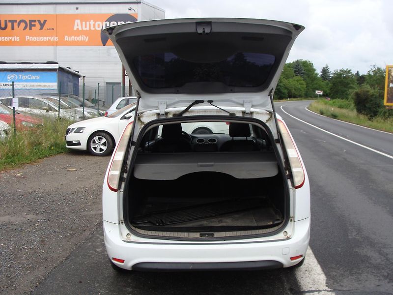 Ford Focus 1.6i, 74 kW, klimatizace - fotka 11 z 24