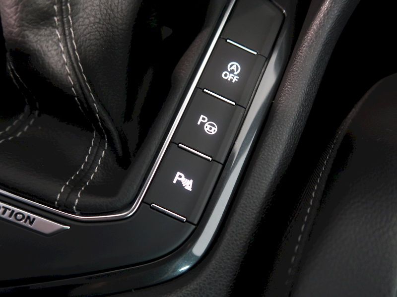 Volkswagen Tiguan (2021) R-LINE 2.0TSI 140KW 4x4 DSG - fotka 35 z 40