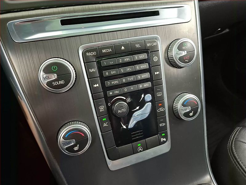 Volvo XC60 (2016) D4, Automat, Kůže, Navi - fotka 16 z 20