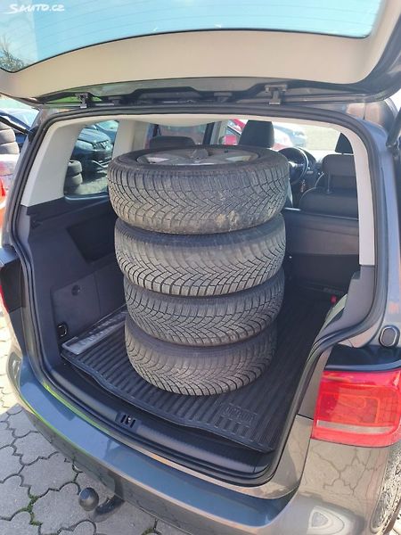 Volkswagen Touran (2011) - fotka 24 z 27