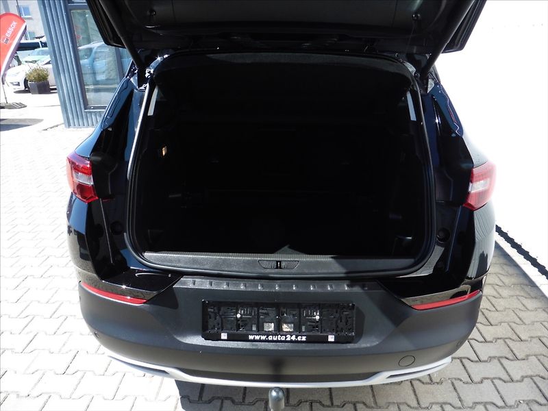 Opel Grandland 1,2 Ultimate 96kW , Navi - fotka 16 z 19