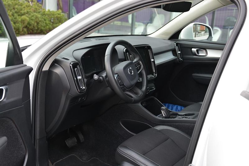 Volvo XC40 (2020) 2,0 D3 DRIVE-E Momentum PRO Aw - fotka 8 z 45