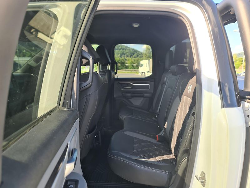 Dodge RAM 1500 (2022) 5.7 HEMI 4x4 BIGHORN LPG - fotka 31 z 67