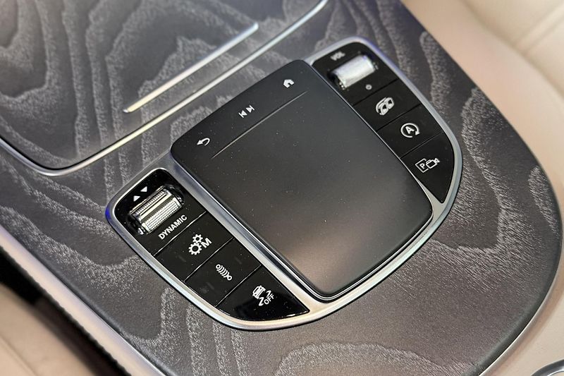 Mercedes-Benz Třídy E (2021) E 63s AMG 4Matic+ V8 Biturbo - fotka 22 z 124
