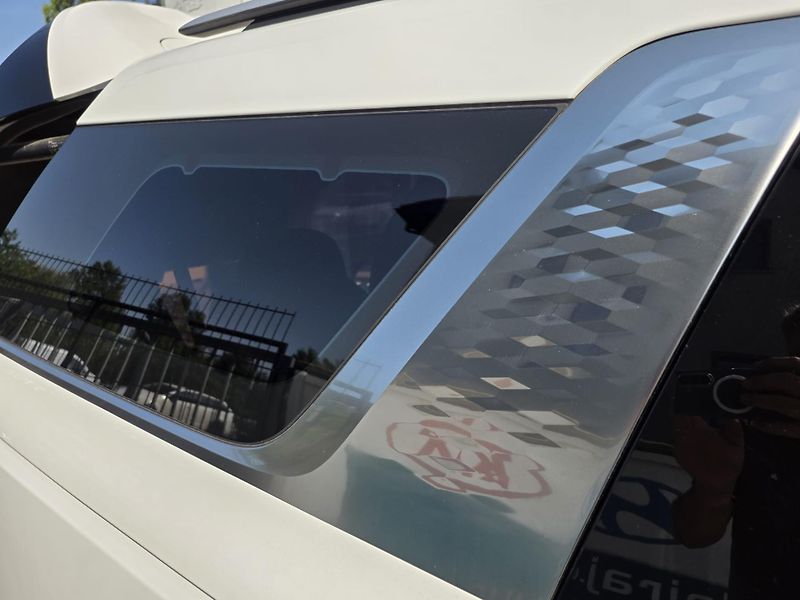 Kia Carnival (2024) 1.6-HEV-AUTOMAT-6+3MÍSTA - fotka 21 z 34