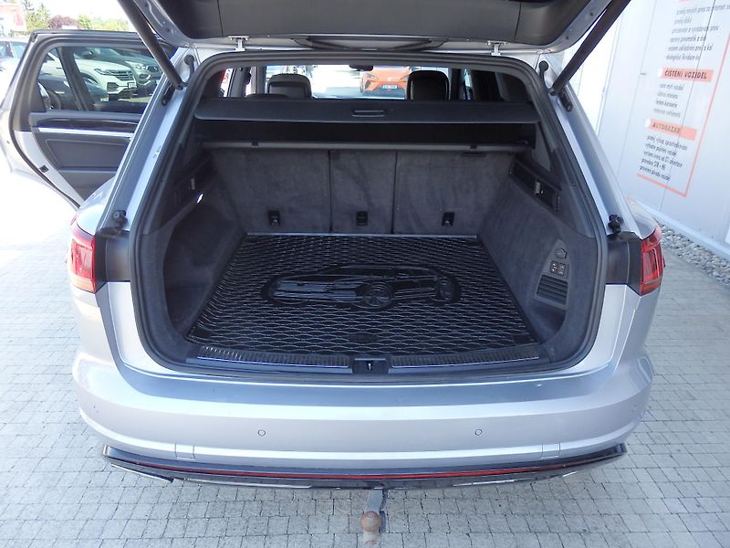 Volkswagen Touareg 4.0 TDI V8 310 kW R-LINE - fotka 8 z 26