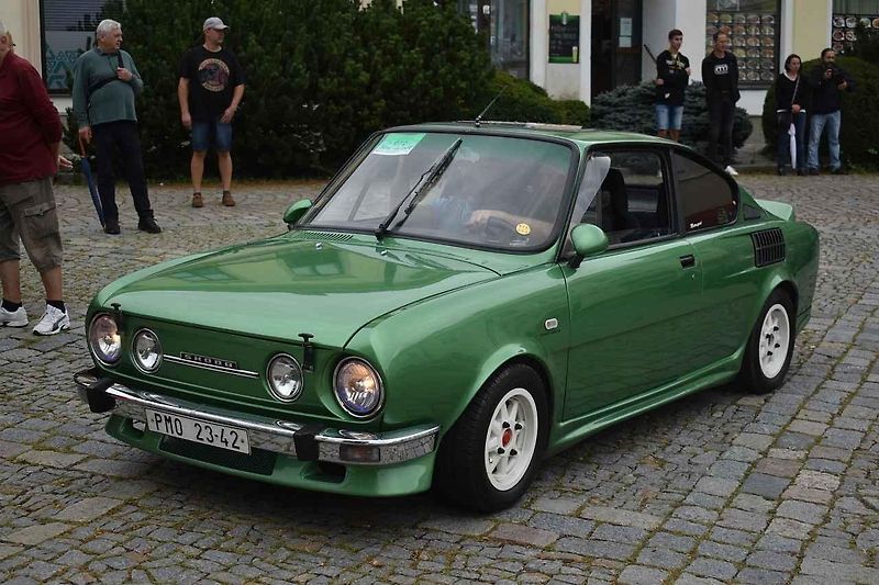 Tři z účastníků srazu před bránou továrny Škoda Auto v Kvasinách