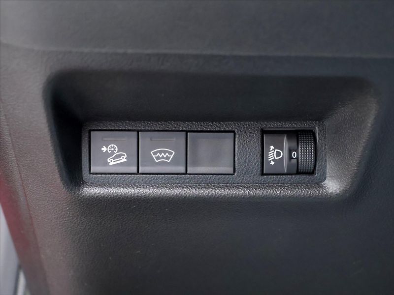 Jeep Avenger 1,2 74kW CZ e-Hybrid Longitude - fotka 16 z 31