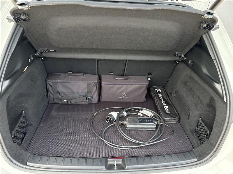 Mercedes-Benz GLA 250 e EQ Plug- in Hybrid - fotka 30 z 33