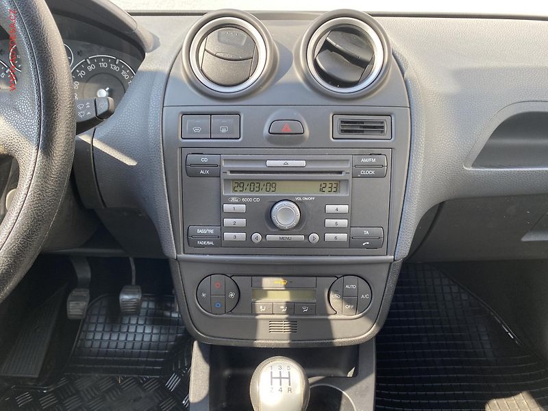 Ford Fiesta (2007) 1.3i, ČR, AC - fotka 12 z 14