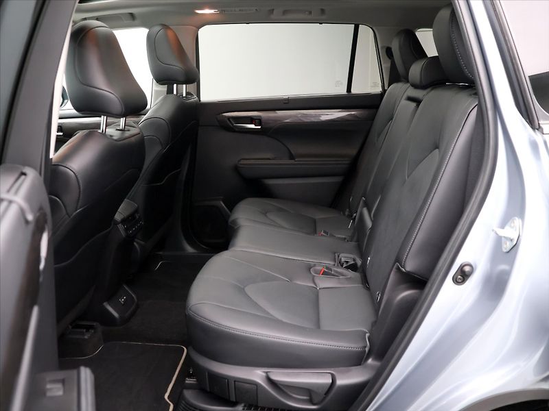 Toyota Highlander 2,5 Hybrid 140kW Executive CZ - fotka 14 z 34