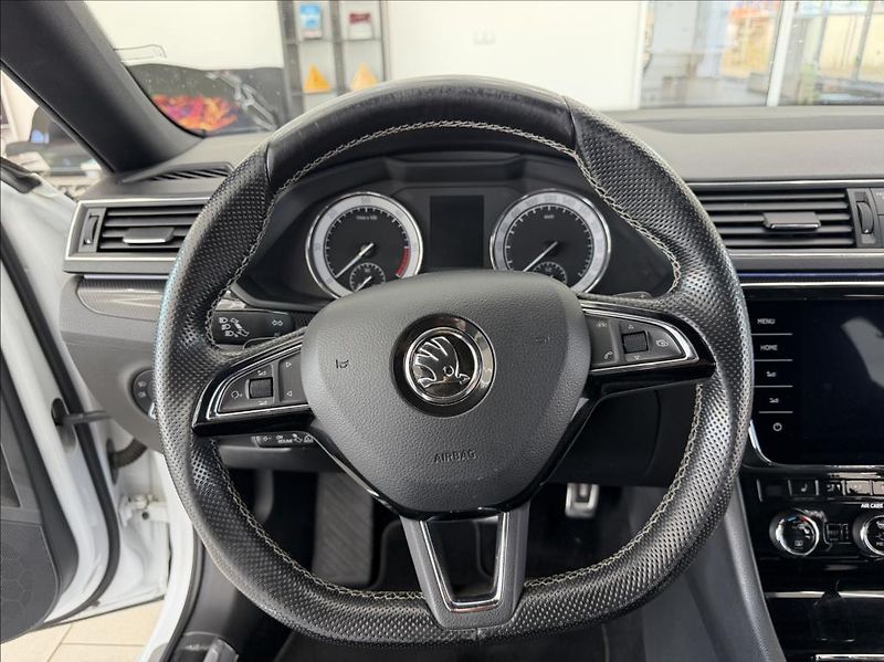 Škoda Superb 2,0 TDi, Sportline, Navi, DSG - fotka 14 z 36