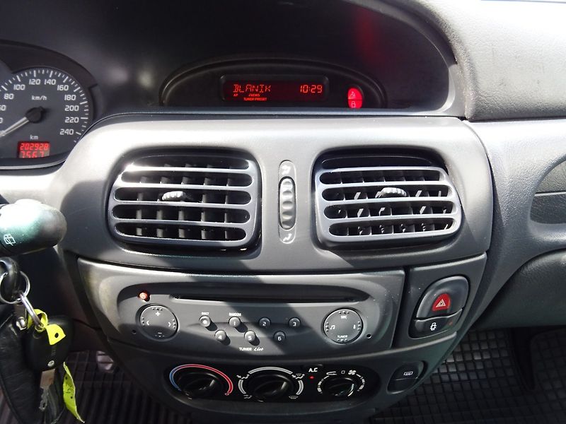 Renault Mégane (2002) 1.6i 16V,79kW,el.okna - fotka 11 z 18