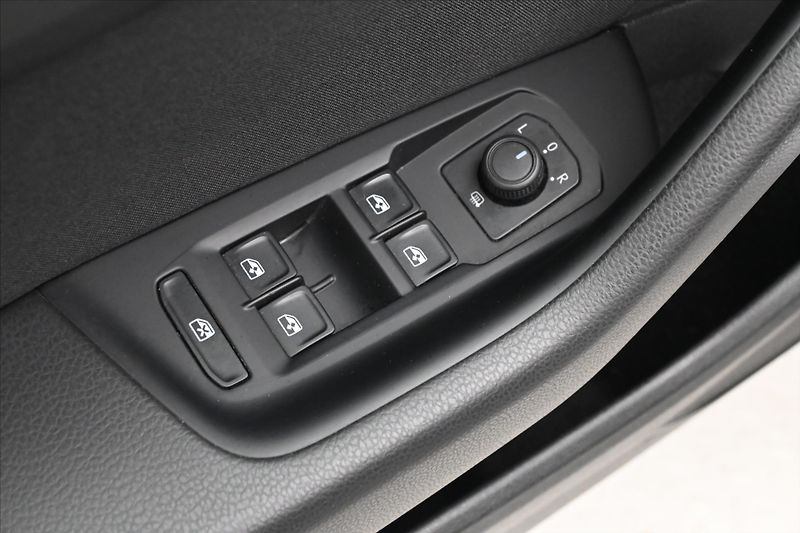 Volkswagen Passat 2,0 TDI 110 KW DSG Business Zá - fotka 26 z 32