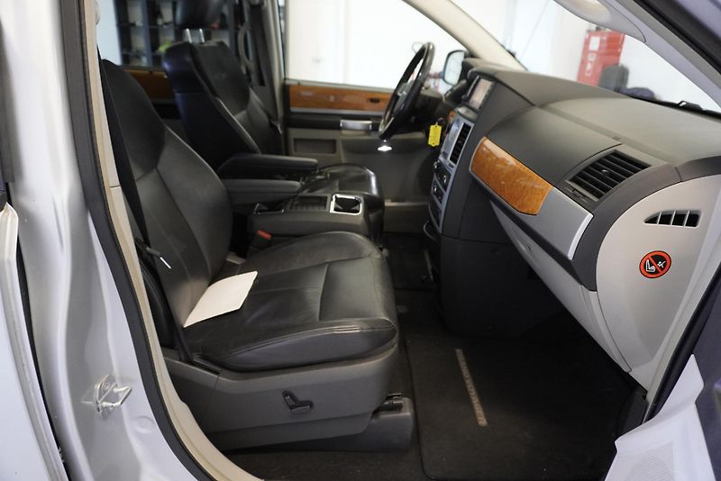 Chrysler Grand Voyager 3,8I LIMITED AUT. - fotka 26 z 30