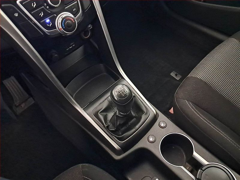 Hyundai i30 (2013) 1.6 MPI, LPG, Vyhř. sedaček - fotka 13 z 16
