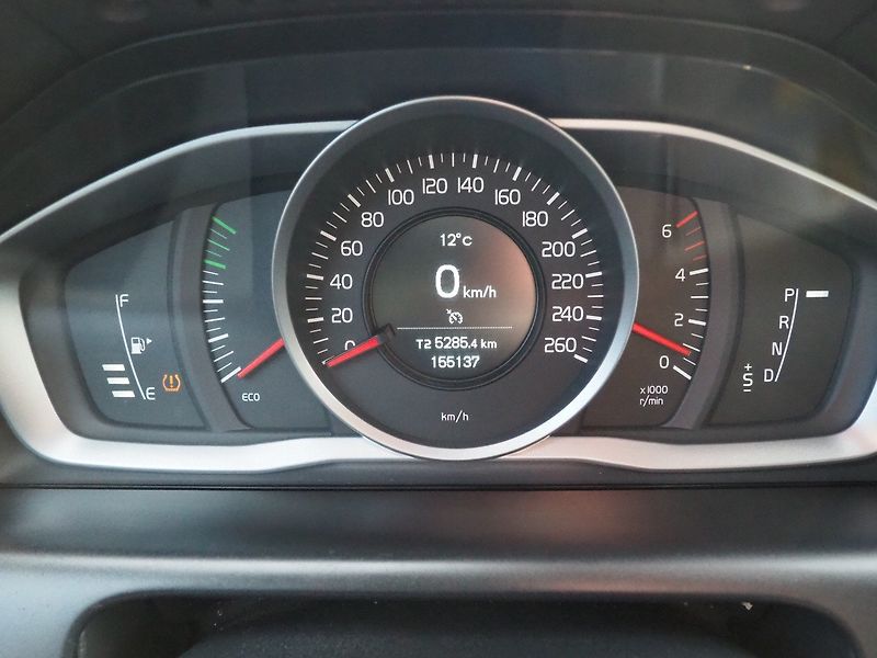 Volvo XC60 (2015) 2.4D D4 AWD - fotka 25 z 34