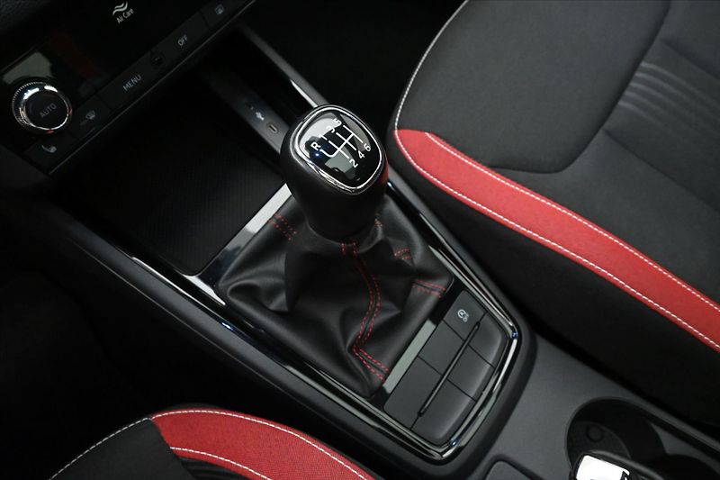 Škoda Kamiq 1,0 TSI 81kW MONTE CARLO Záruk - fotka 18 z 25