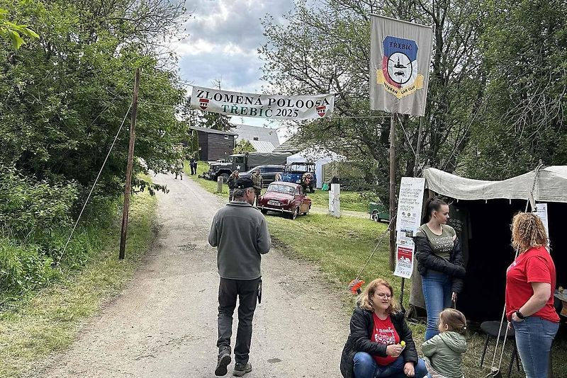 Veterány soutěžící o Zlomenou poloosu při své zastávce v Koutech.