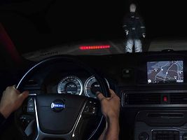 Detekce chodců bude u Volva XC90 fungovat i za tmy. Technologie umí automaticky brzdit v případě hrozící kolize s jinými vozidly, chodci a cyklisty.