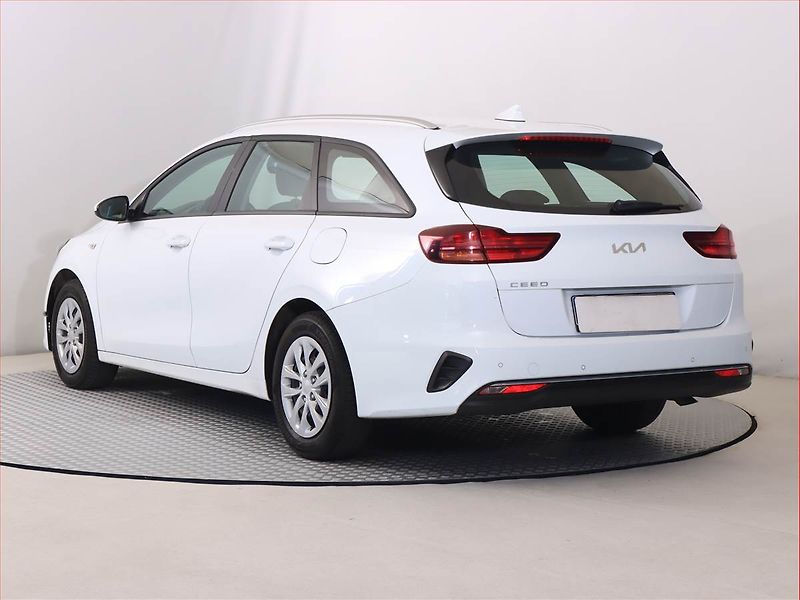 Kia Ceed (2023) 1.5 T-GDI, Serv.kniha - fotka 4 z 18