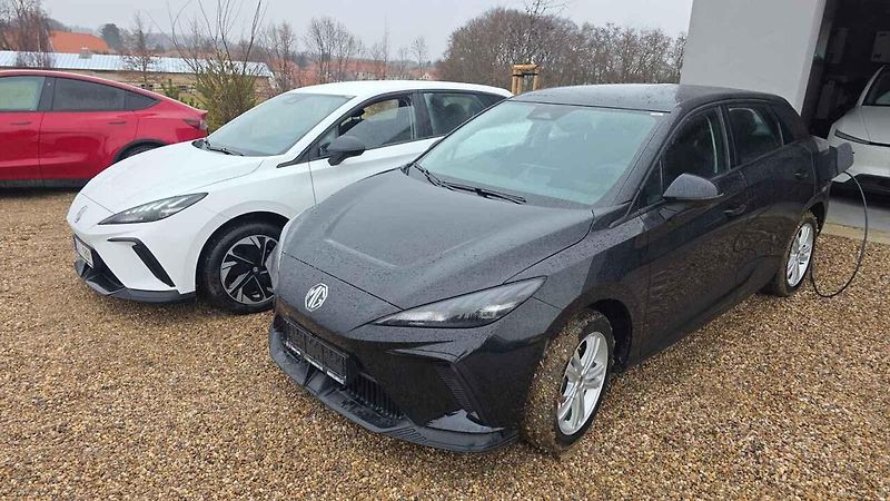 Elektrická auta jsou fenoménem posledních let. Průkopníkem popularity je značka Tesla.