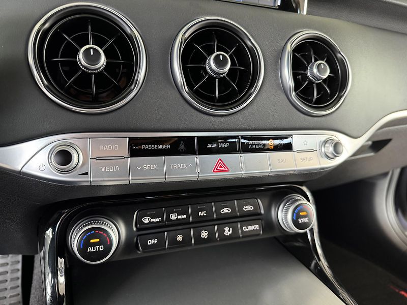 Kia Stinger 3,3TGDI V6*4WD*HUD*360kam*DPH - fotka 24 z 44