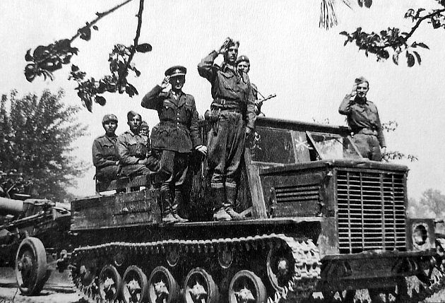 Rychlý dělostřelecký tahač Ja-12 byl v období IIl světové války významným pomocníkem dělostřelců čs. zahraniční armády na východní frontě., zdroj: Se svolením VÚA - VHA Praha