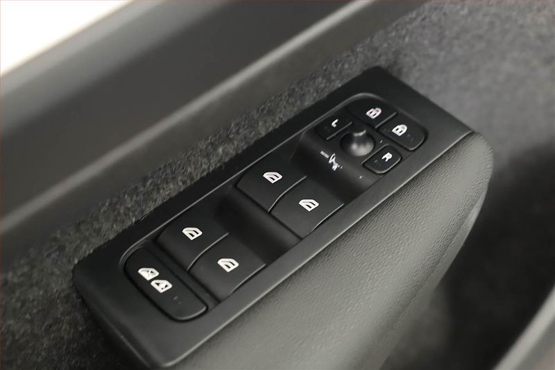 Volvo XC40 (2022) B3 - fotka 14 z 18