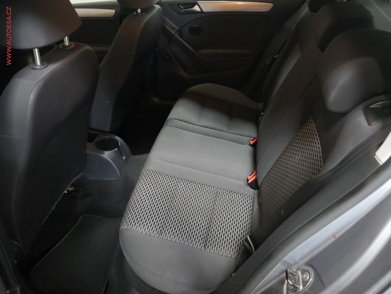 Volkswagen Golf (2010) 1.6TDi, AC, STK10/27 - fotka 10 z 13