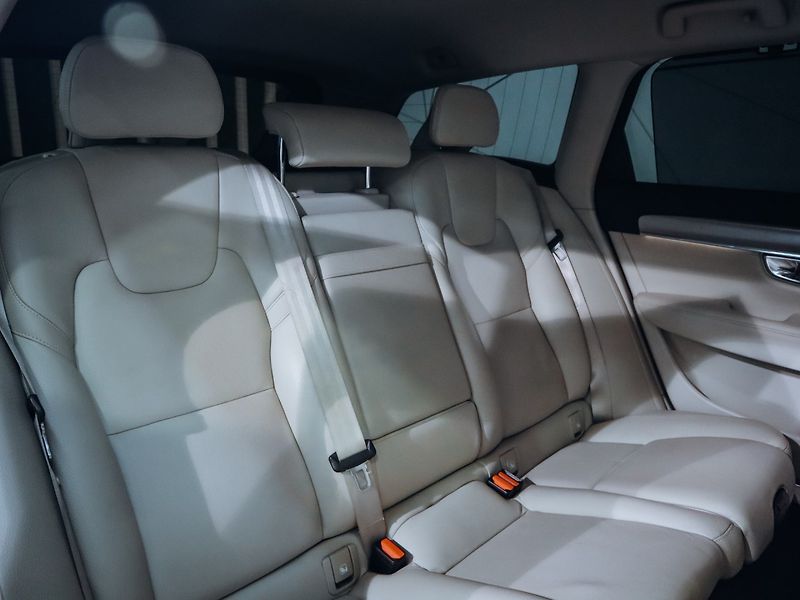 Volvo V90 D5 Momentum 173 kW AWD - fotka 23 z 28
