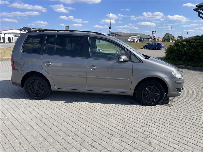 Volkswagen Touran 1,9 TDi 77kw 6rychlostí Klimat - fotka 5 z 35