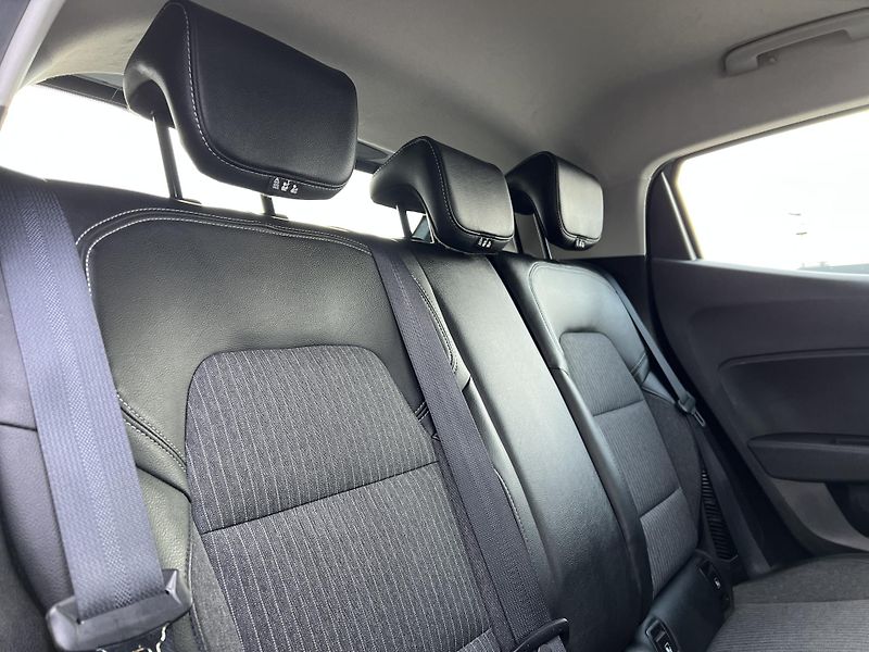 Renault Clio 1.6i E-TECH HYBRID AUTOMAT - fotka 23 z 33