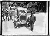 Japonský diplomat ve Spojených státech Masanao Hanihara před vozem Pierce-Arrow.